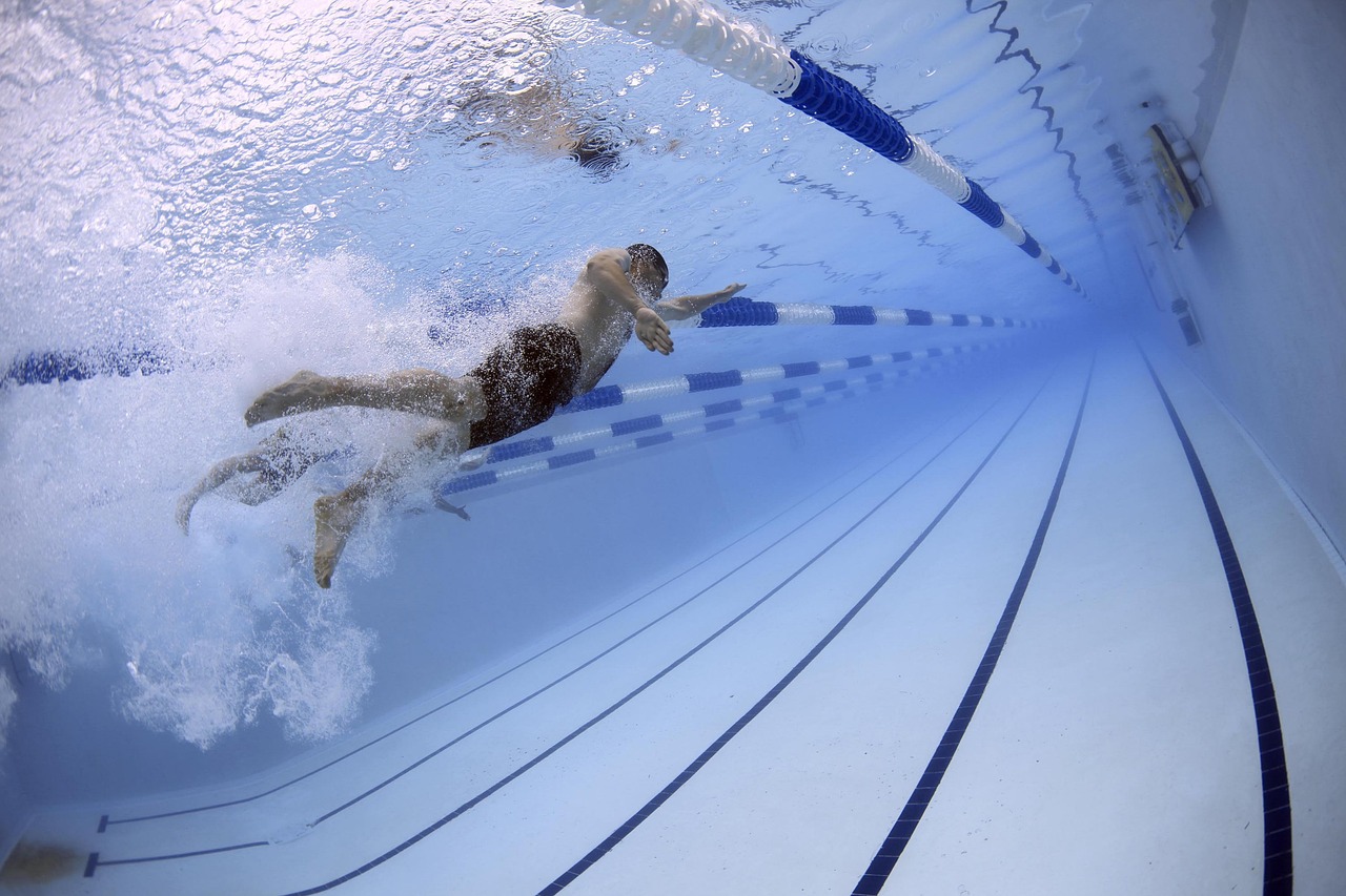 Schwimmbecken, in dem Jemand schwimmt. Beispielbild by pixabay.com