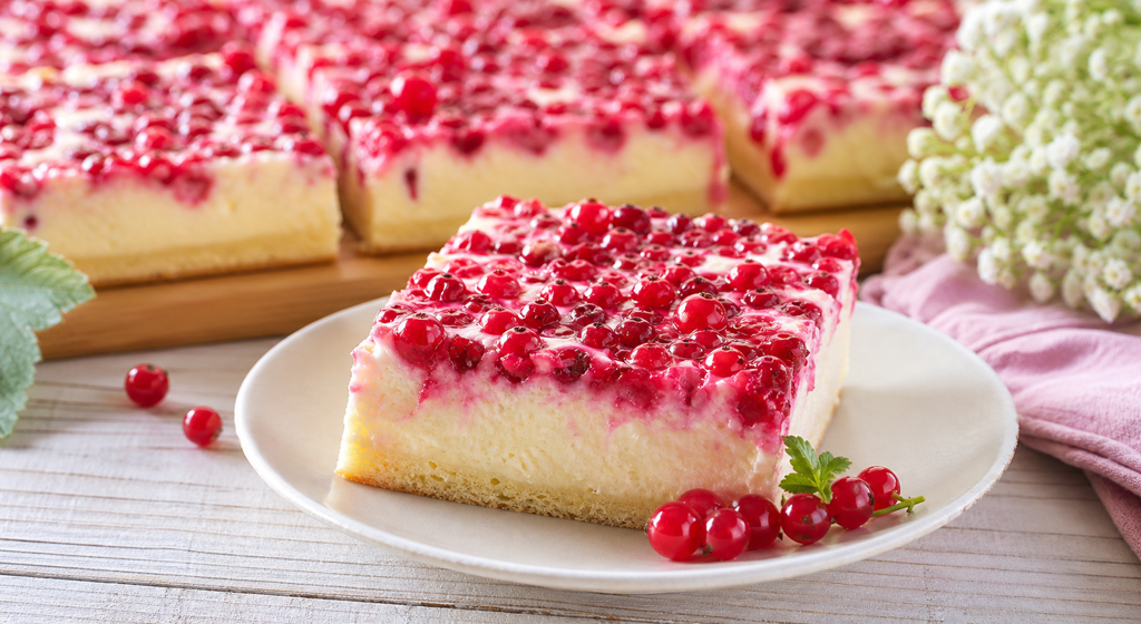 Johannisbeer-Schmandkuchen vom Blech mit roten Johannisbeeren und cremiger Schmandschicht