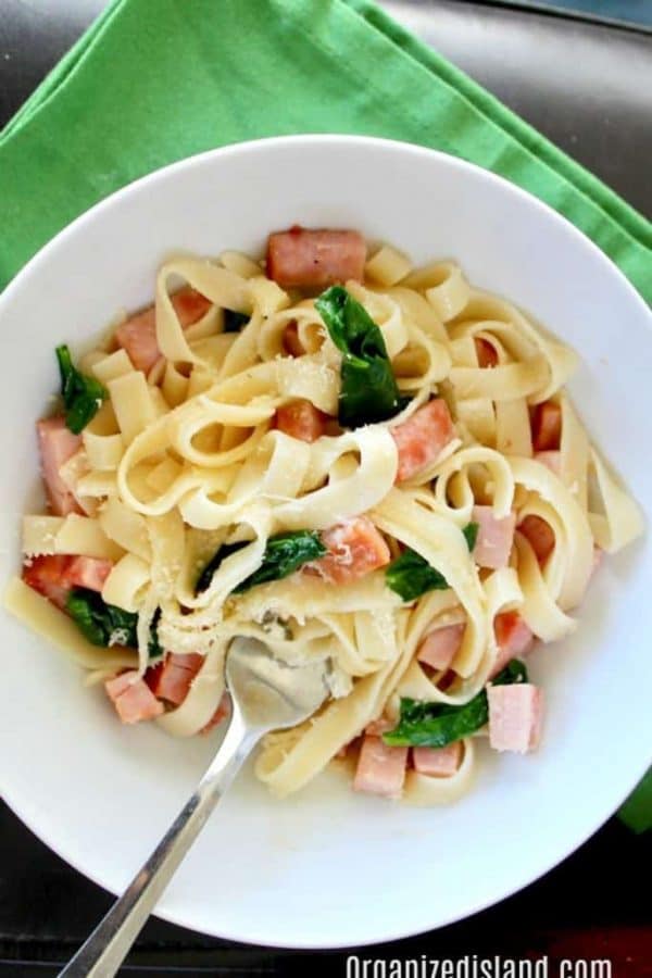 Spinat mit Schinken-Sahne-Sauce