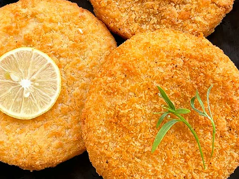 Fischfrikadelle mit Zitronenscheibe (Illustrationsbild)