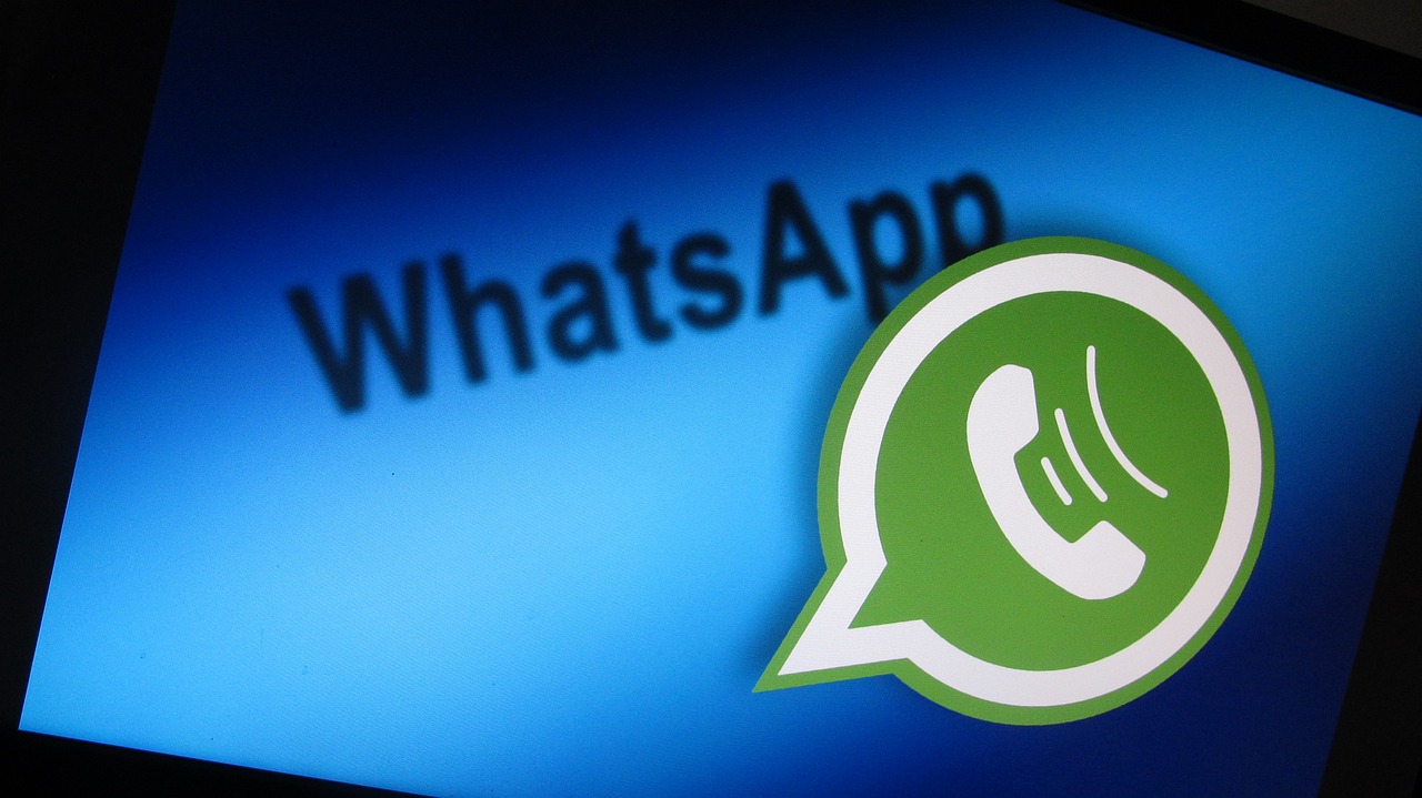 Whatsapp-Logo auf blauem Hintergrund, Beispielbild, steht für Whatsapp-Nachrichten senden